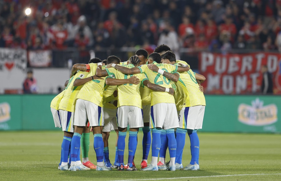 Jogadores da seleção brasileira reunidos antes de partida contra o Chile — Foto: Rafael Ribeiro / CBF