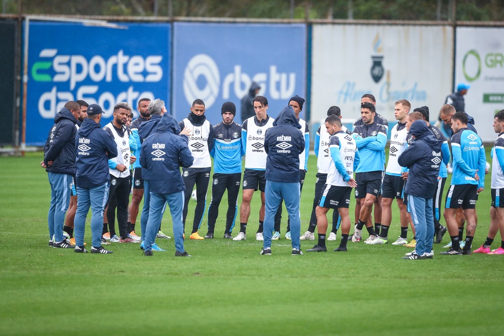 Renato conversa com os jogadores no CT Luiz Carvalho — Foto: Lucas Uebel/Grêmio