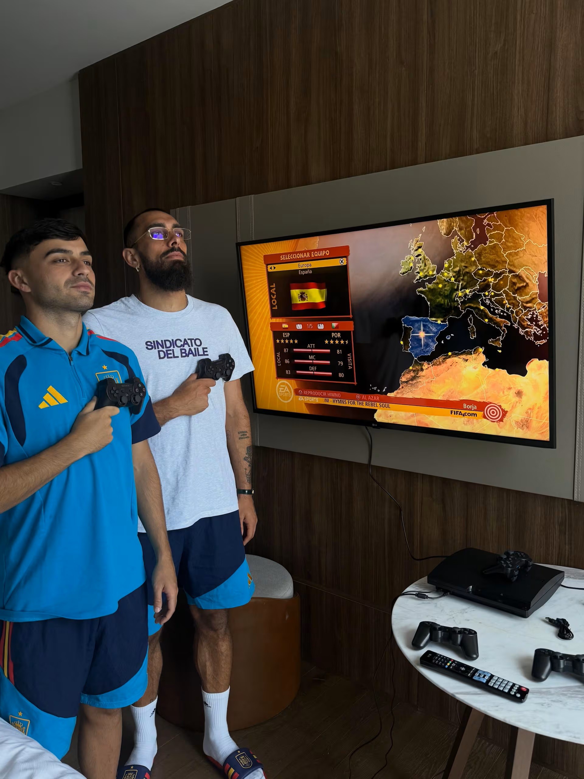 Amuleto? Atacante da Espanha leva videogame e jogo especial para concentração do time na Copa
