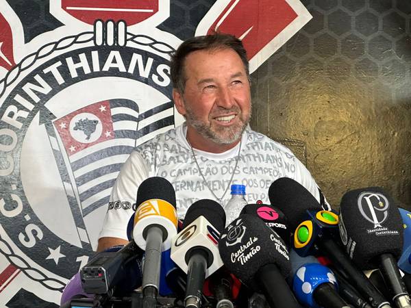 Após críticas, Augusto Melo tem reunião com diretora do futebol feminino no Corinthians