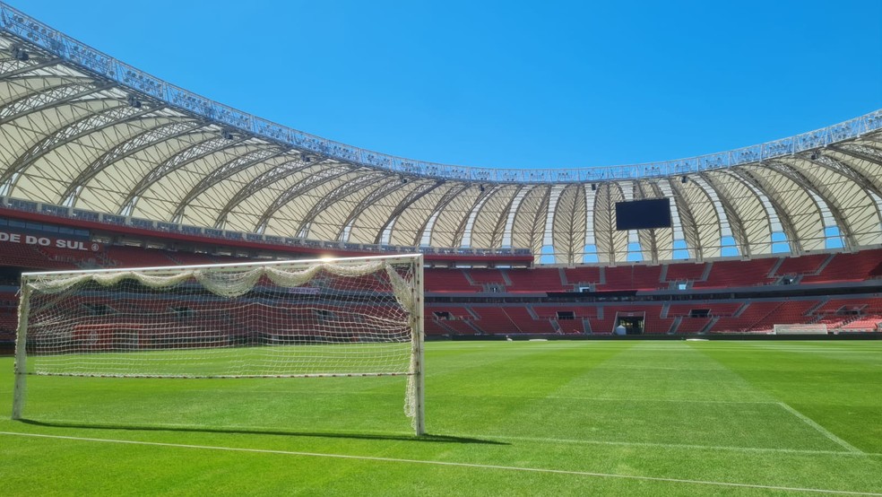 Gramado do Beira-Rio, estádio do Inter, antes de Internacional x Fluminense — Foto: Marcello Neves/ge