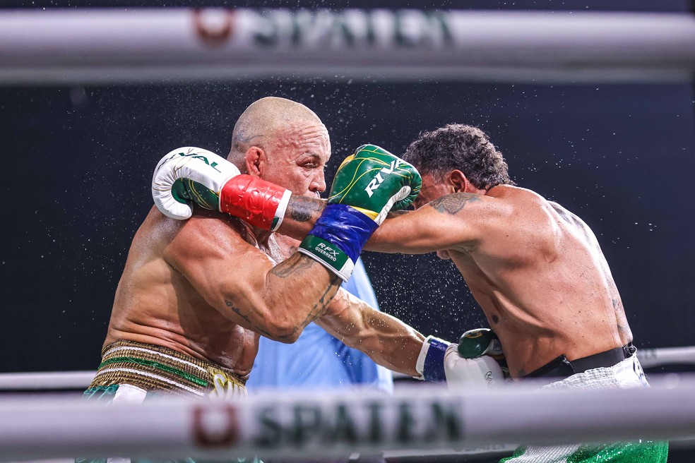 Luta entre Wanderlei Silva e Popó acabou em briga generalizada no ringue — Foto: William Lucas e Gaspar Nóbrega/Inovafoto