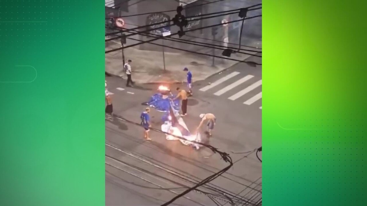 Torcedores do Cruzeiro queimam bandeira com imagem de Ronaldo durante manifestação