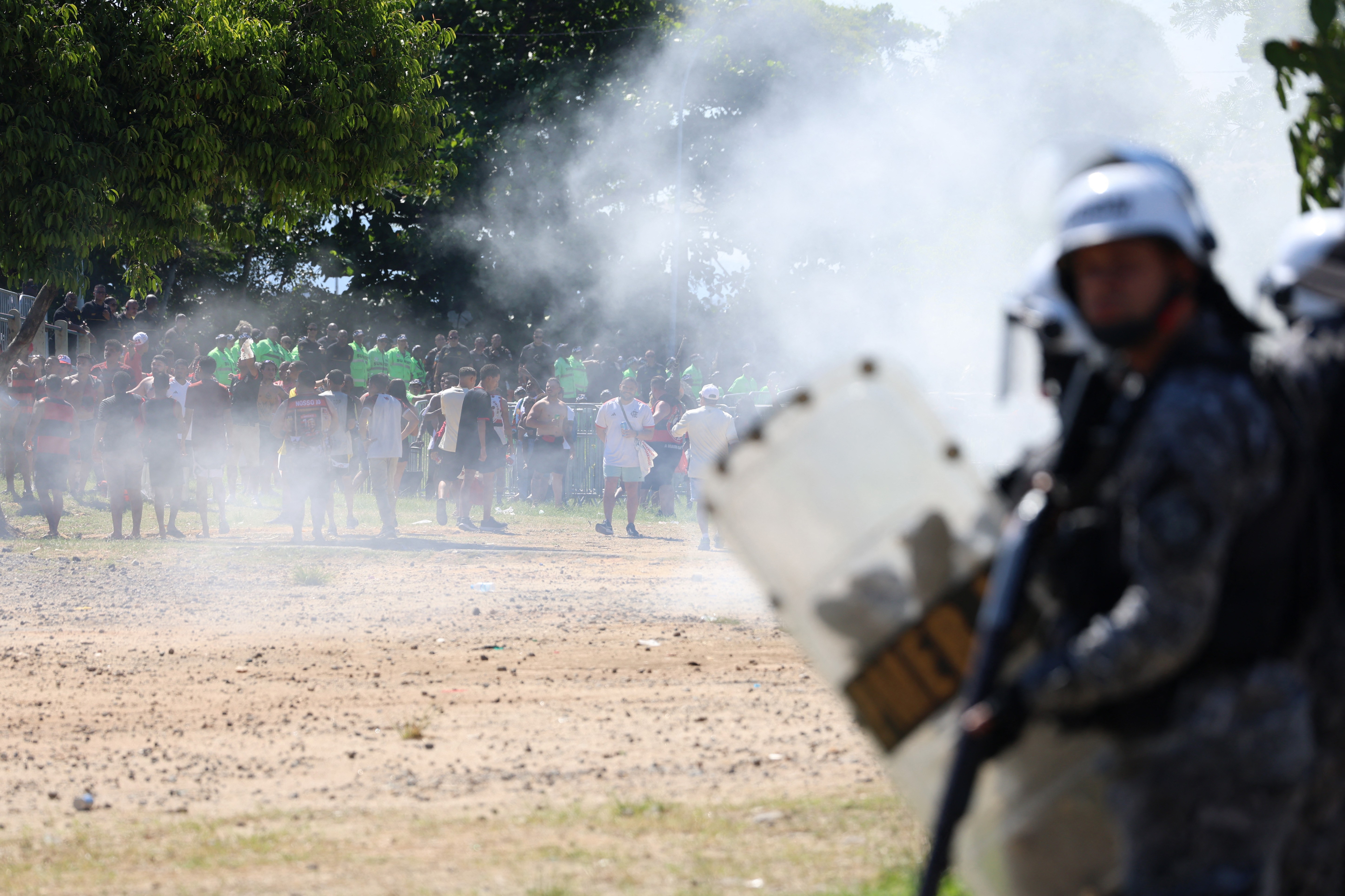 Confusão marca embarque do Flamengo para o Catar; torcedores e policiais se enfrentam em clima tenso