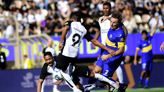 Lendas de Corinthians e Boca empatam na reedição da final da Libertadores de 2012 - Amistoso ocorreu na Mercado Livre Arena Pacaembu