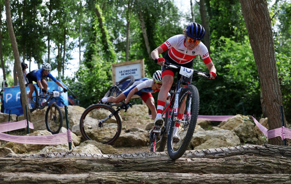 Loana Lecomte sofre queda no mountain bike — Foto: Reprodução
