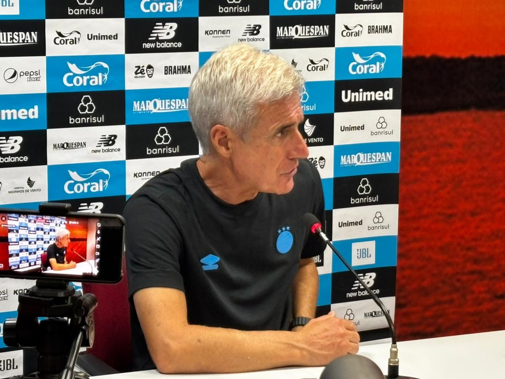 Luís Castro, técnico do Grêmio, em coletiva após o Gre-Nal — Foto: Rafael Favero/ge