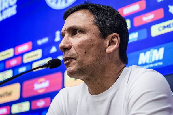 Zé Ricardo chega ao Cruzeiro e tem reencontro com velhos conhecidos