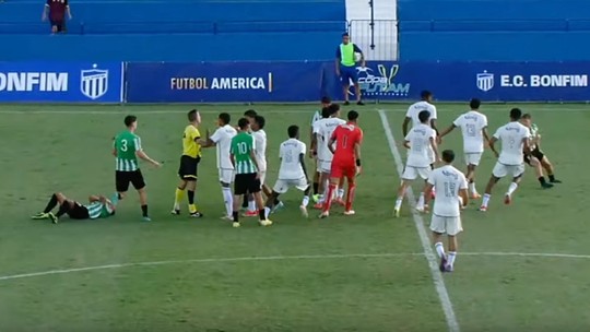 Jogador do Atlético-MG sub-17 denuncia injúria racial em competição de base - Segundo o clube brasileiro, agressão foi cometida por um atleta do Racing-URU durante partida nesta quinta. Torneio registra segunda denúncia de discriminação