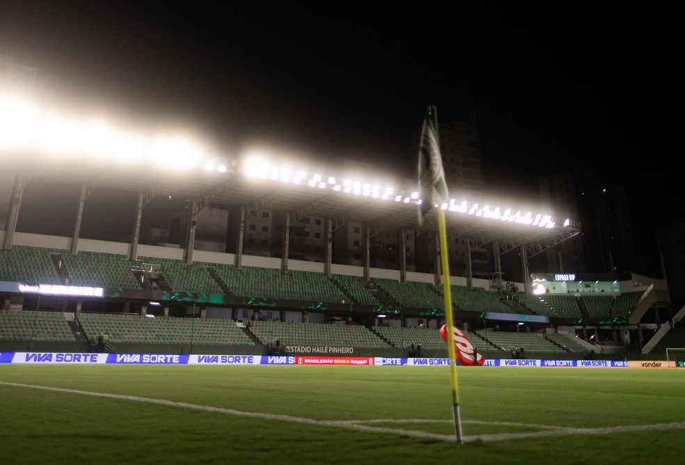 Estádio da Serrinha, palco do jogo desta noite em Goiânia — Foto: Mateus Dutra/AGIF