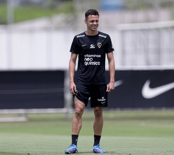 Corinthians faz último treino de 2023 e viaja para Curitiba com baixas