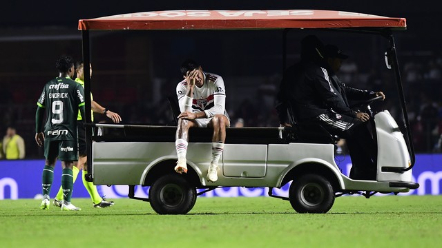Alan Franco deixa São Paulo x Palmeiras lesionado