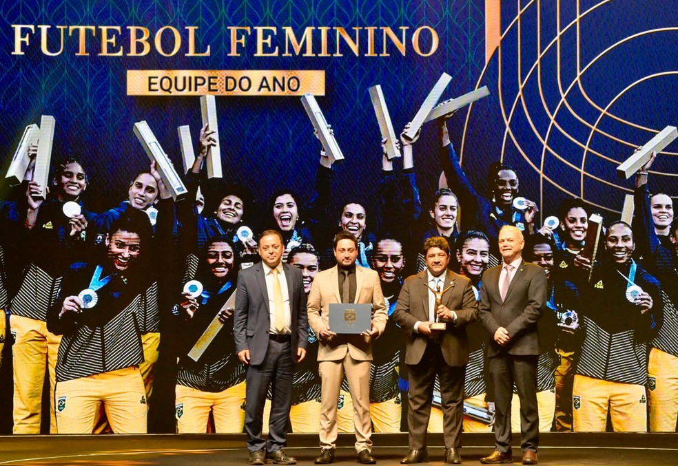 Seleção feminina de futebol representada pelo Presidente Da CBF, Ednaldo Rodrigues, e pelo treinador Arthur Elias recebe Prêmio de Equipe do Ano — Foto: André Durão/COB