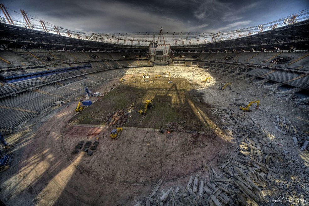 Estádio delle Alpi, em Turim, durante a demolição — Foto: Reprodução/Redes sociais