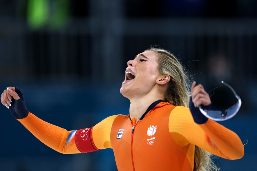 Jutta Leerdam celebra após vencer a medalha de ouro com recorde olímpico em Milão-Cortina — Foto: Reuters