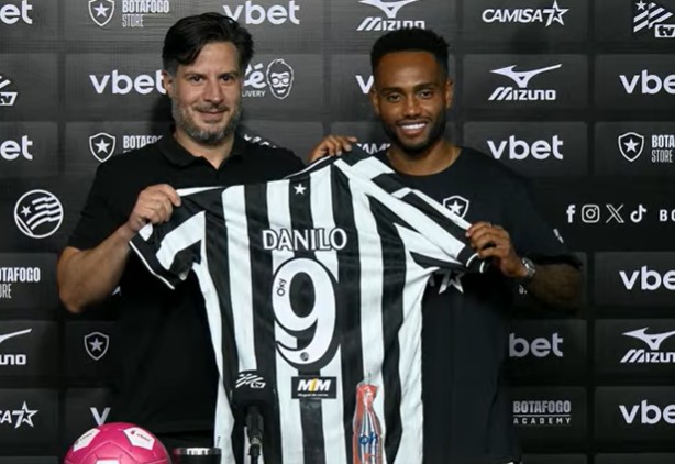 Com a camisa 9, Danilo Pereira é apresentado pelo Botafogo