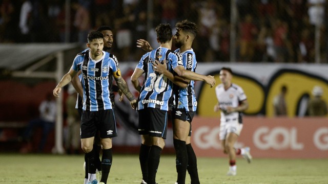 João Pedro comemora gol