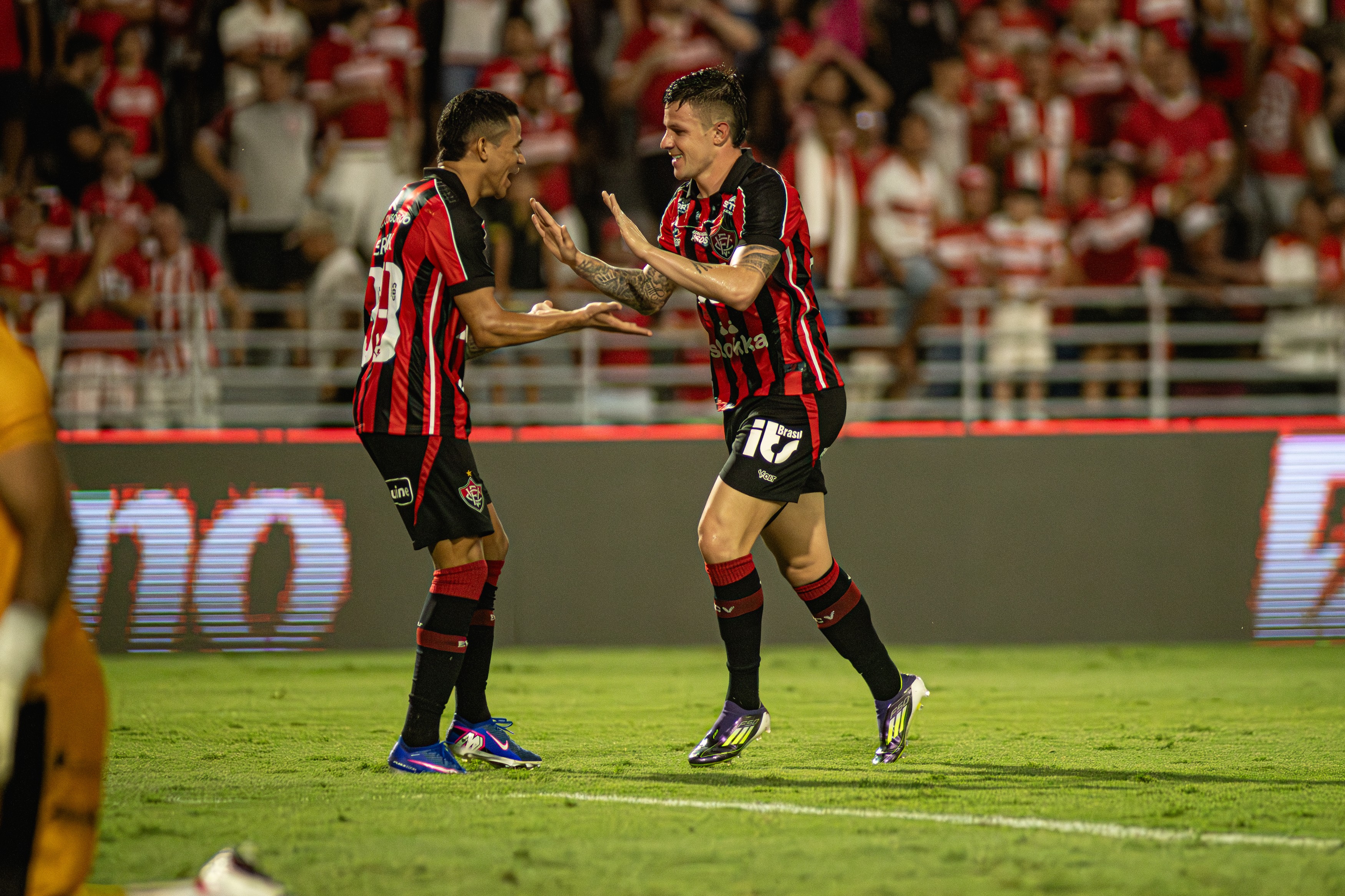 Referências ofensivas do Vitória vão para o departamento médico e preocupam Jair Ventura