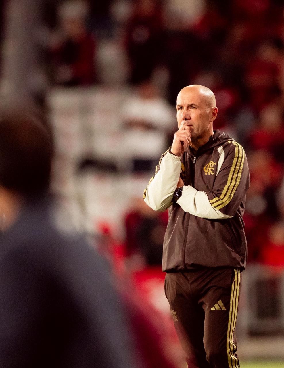 Jardim vê Flamengo melhor que o Athletico-PR no 2º tempo e defende Rossi de falhas: "Episódios isolados"