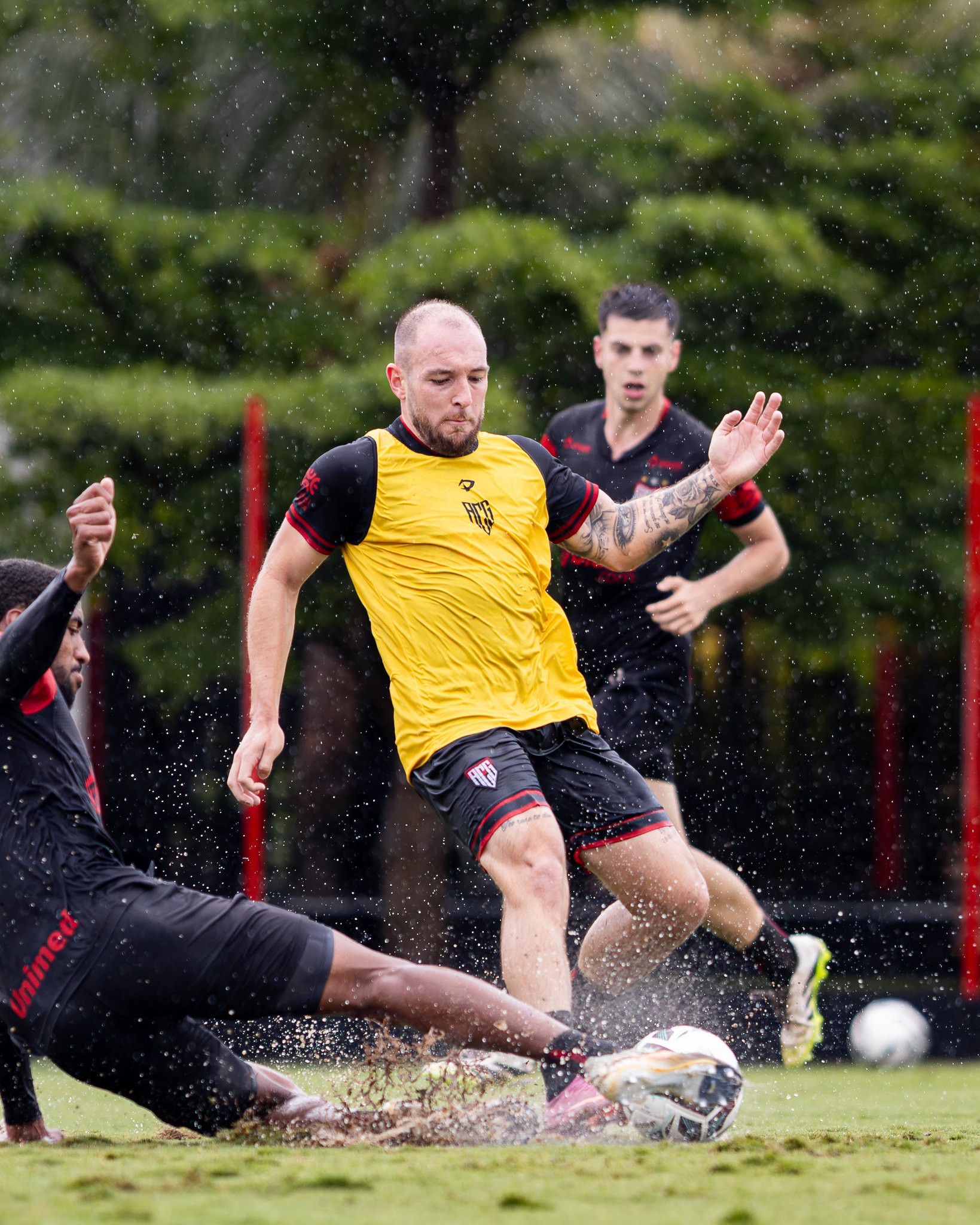 Atlético-GO tem 11 pendurados para confronto direto com CRB; veja