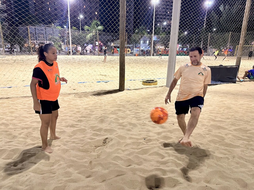 Ana Kézia (Martinha) e Dito Moura em dia de treino na praia de Iracema, futebol de areia