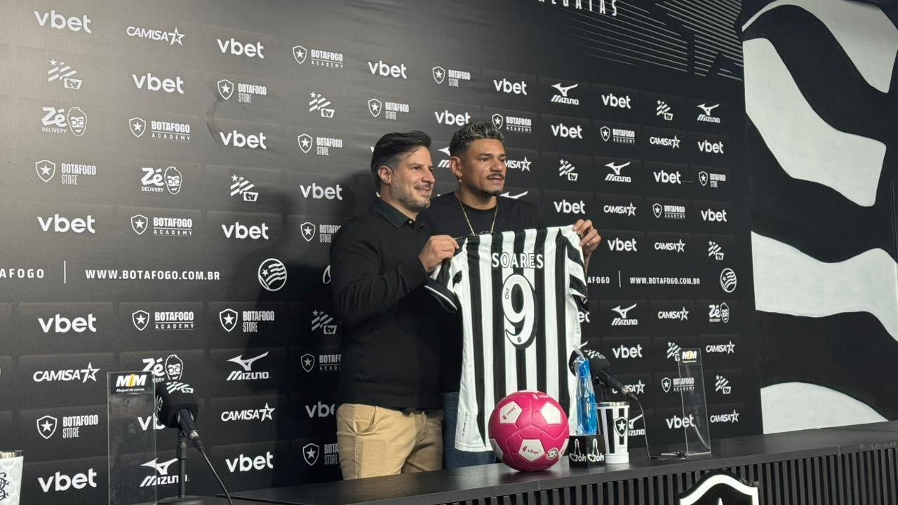 Tiquinho Soares celebra retorno ao Botafogo com camisa 9: 'Vou dar a vida pelo clube'