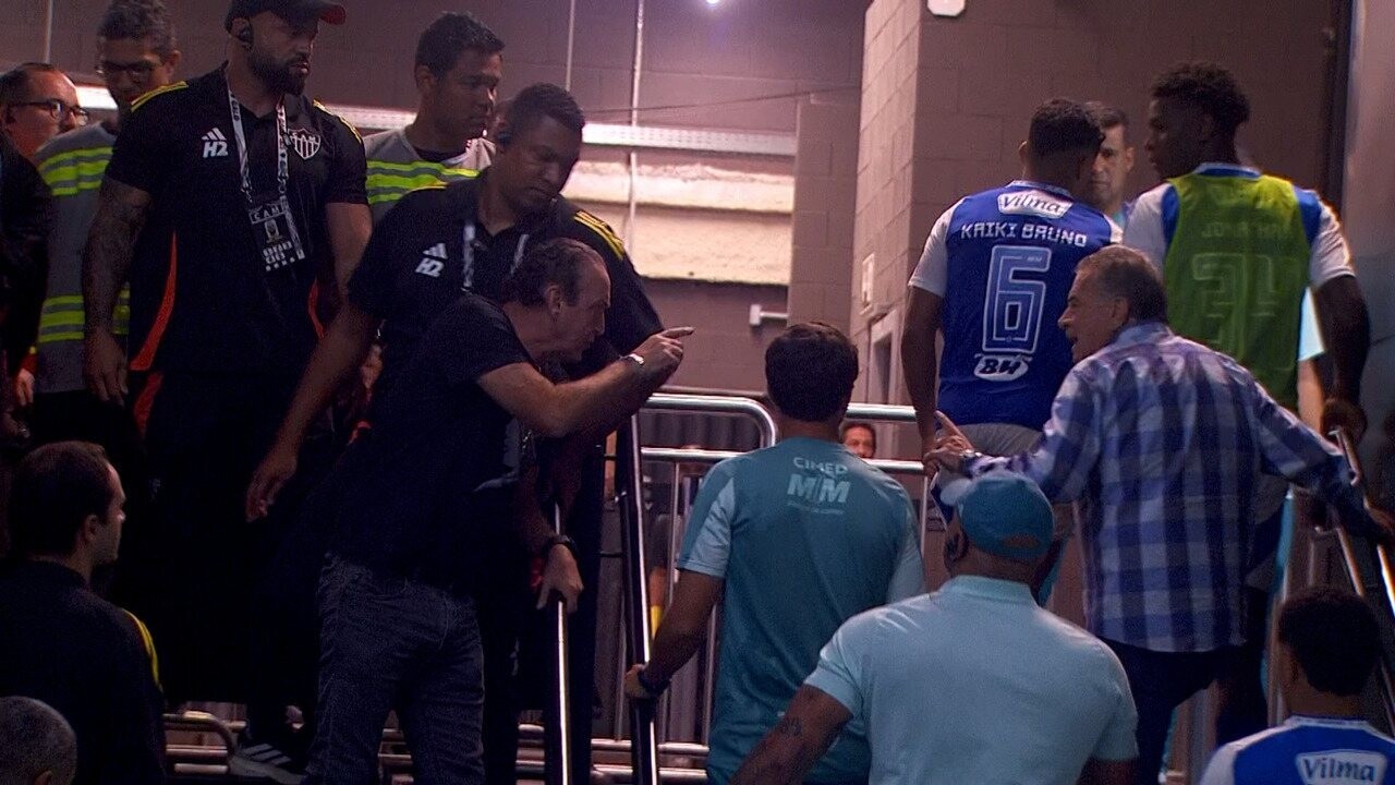 Cuca e Pelaipe se envolvem em discussão no clássico entre Atlético-MG e Cruzeiro.