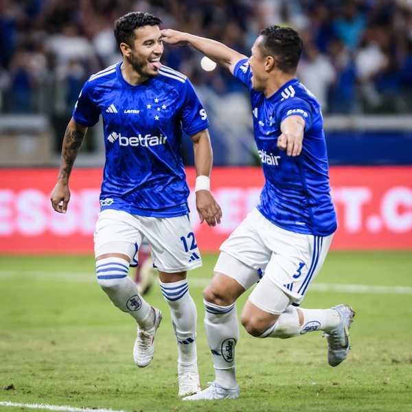 William marca dois golaços e se destaca em vitória do Cruzeiro; assista.