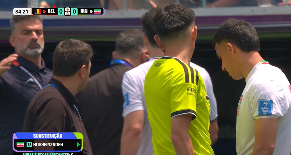 Arbitragem não permite entrada do atacante do Irã após demora na substituição — Foto: Reprodução/CazéTV