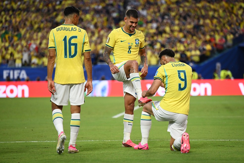 Matheus Cunha comemora com Bruno Guimarães o gol marcado contra a Escócia na Copa do Mundo 2026 — Foto: Hannah Peters / Getty Images