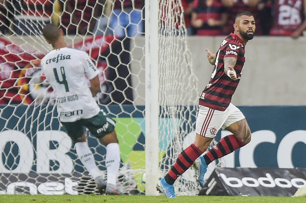 Gabigol comemora um gol num Flamengo x Palmeiras de 2019 &mdash; Foto: Alexandre Loureiro/BP Filmes