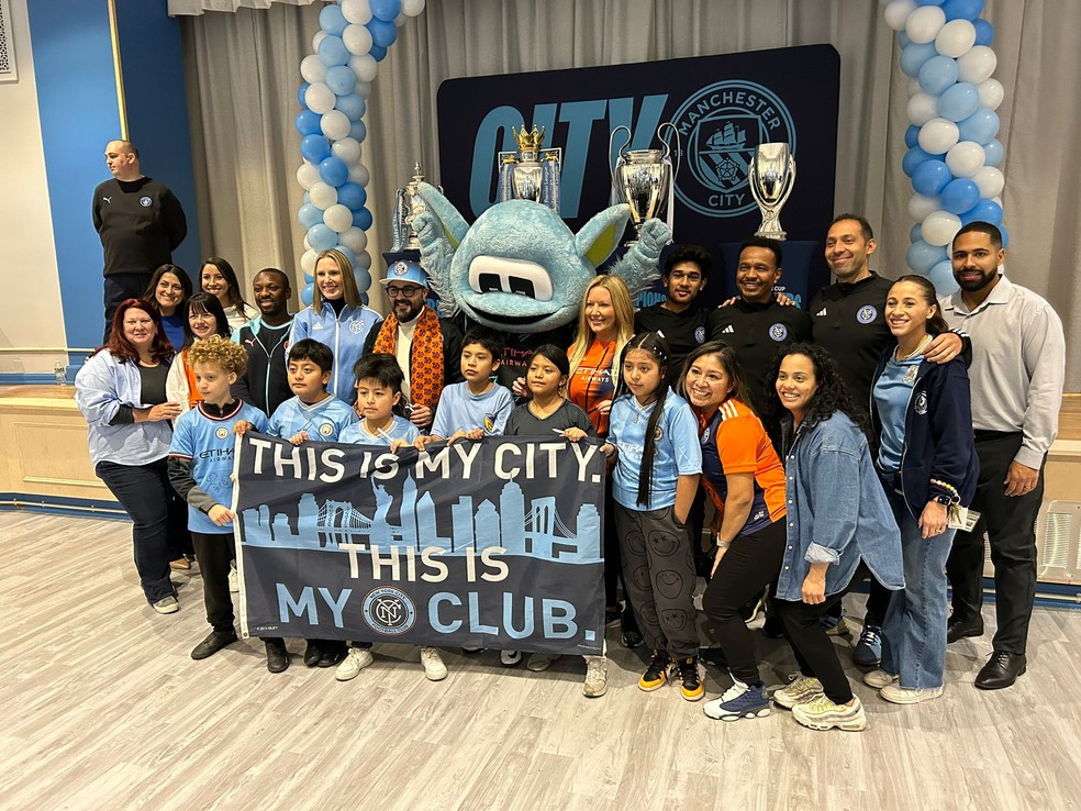 Shaun Wright-Phillips participar de tour dos troféus do Manchester City em Nova York — Foto: Camilo Pinheiro Machado