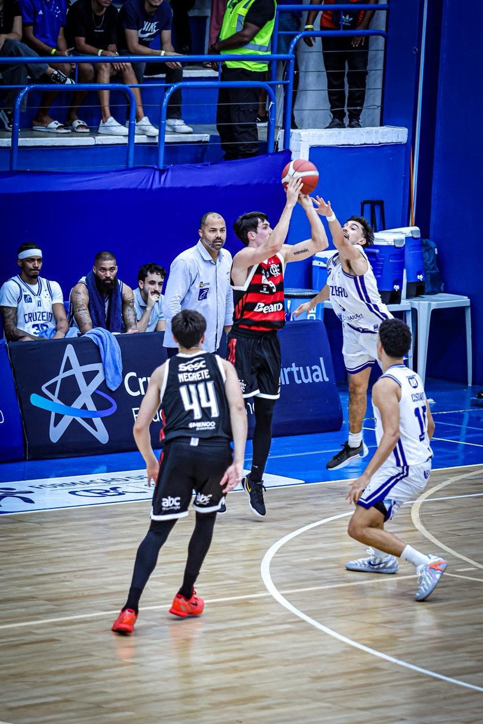Baralle no jogo contra o Cruzeiro pelo NBB — Foto: Arthur Lobo