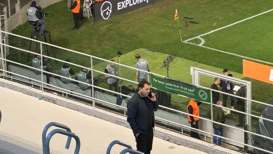Empresário que cedeu dinheiro ao Corinthians assiste a jogo da Copa do Brasil com diretores