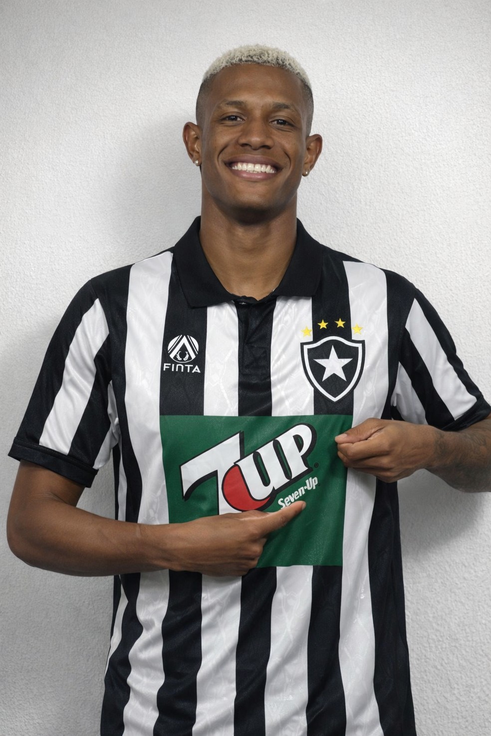 Danilo usando uniforme do Botafogo de 1995 feito por inteligência artificial — Foto: Montagem, IA