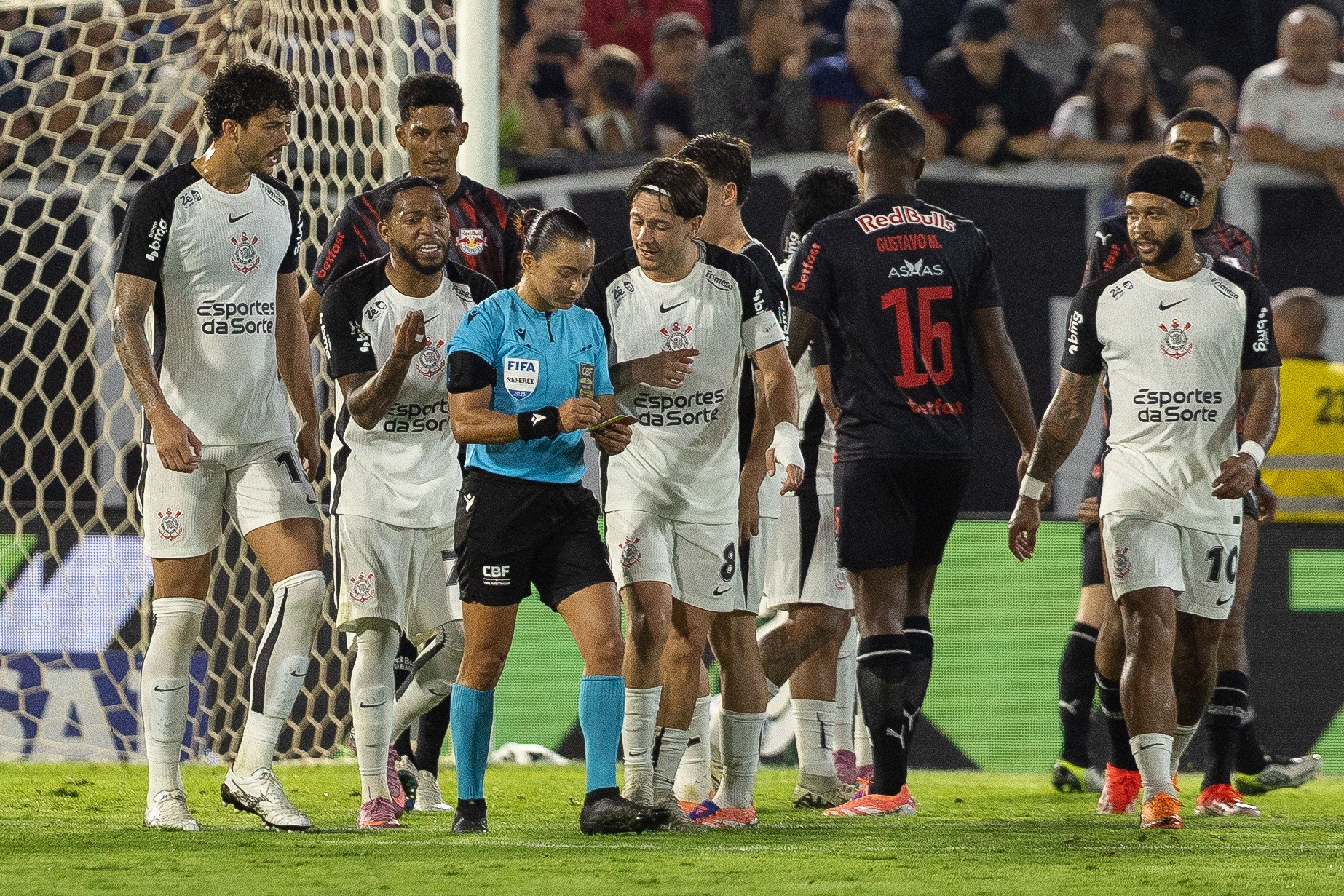 Recorde de vermelhos: clube já acumula 10 cartões vermelhos e se torna o segundo no Brasil