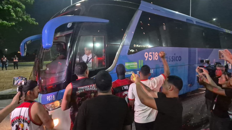 Torcida do Flamengo protesta após eliminação contra o Peñarol — Foto: Ronald Lincoln/GE