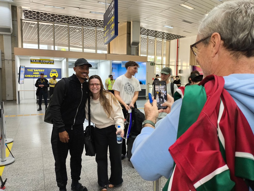 John Kennedy atende fã em desembarque para se apresentar ao Fluminense — Foto: Zé Victor Meirinho / ge