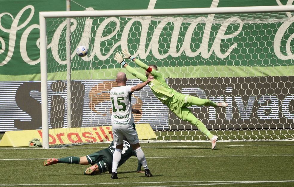 Uillian Correia chuta para marcar o segundo do Cuiabá contra o Palmeiras — Foto: Marcos Ribolli