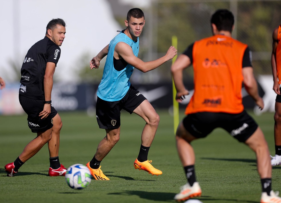 Gabriel Moscardo, volante do Corinthians, em treinamento — Foto: Rodrigo Coca/Ag.Corinthians