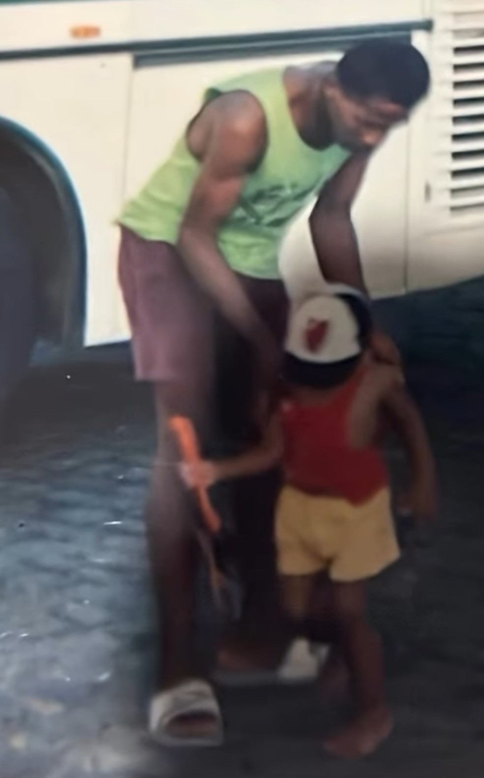 Danilo, usando boné do Flamengo, e seu pai — Foto: Reprodução/Instagram