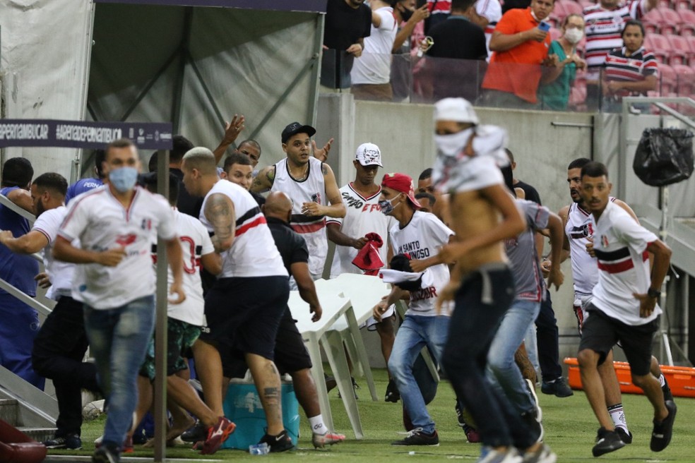 CENAS LAMENTÁVEIS: Torcida do Fluminense invade gramado na Copa Roblox de  Futebol para agredir os jogadores após sofrer uma goleada histórica do  Santa Cruz. : r/futebol