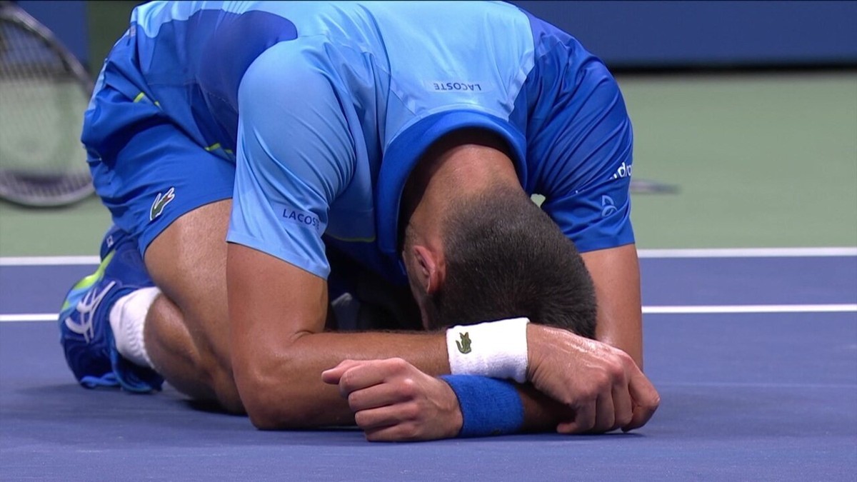 Novak Djokovic vence Daniil Medvedev em um JOGAÇO de tênis 