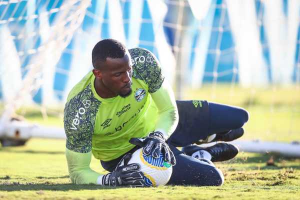 Goleiro do Grêmio pede desculpas por arremesso de objeto em torcedor do Inter.
