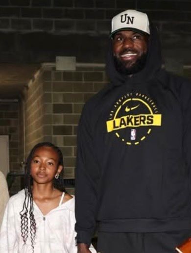 Filha de LeBron James rouba a cena com cesta de costas e talento inusitado