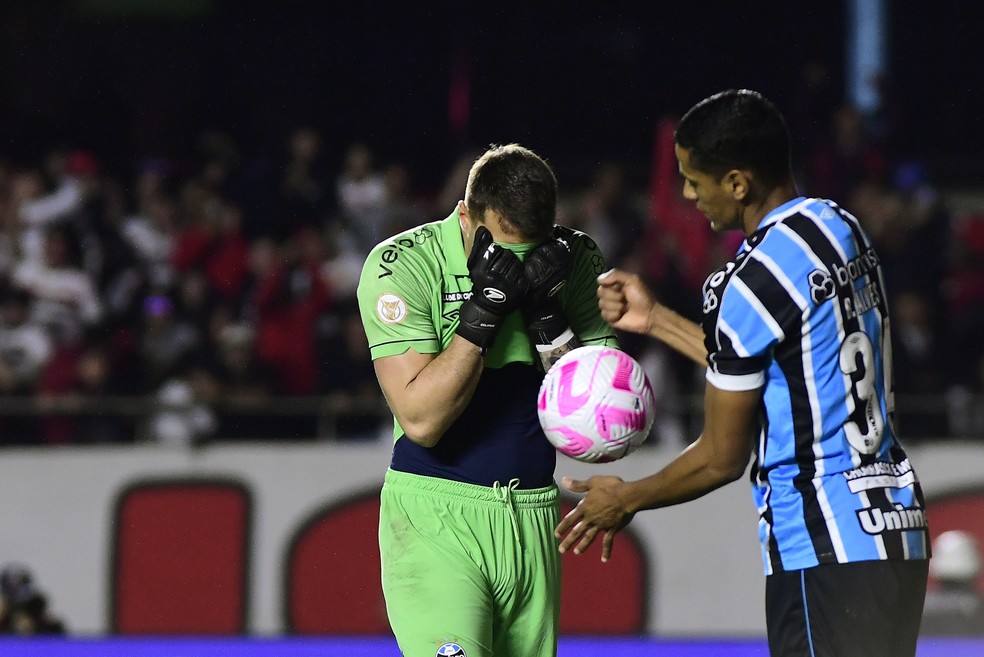 Gabriel Grando lamenta gol do São Paulo — Foto: Marcos Ribolli