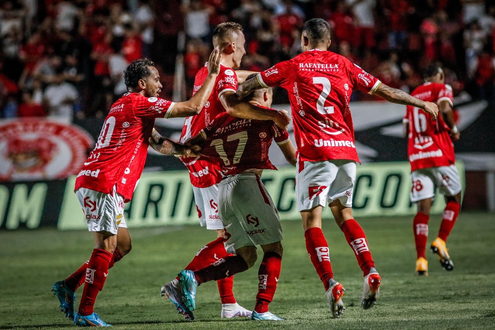 Jogadores do Vila comemoram gol contra o Londrina — Foto: Roberto Corrêa / Vila Nova F.C.