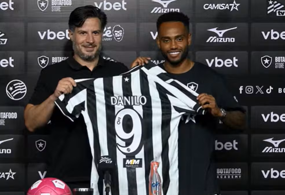 Léo Coelho e Danilo Pereira, novo camisa 9 do Botafogo — Foto: Reprodução