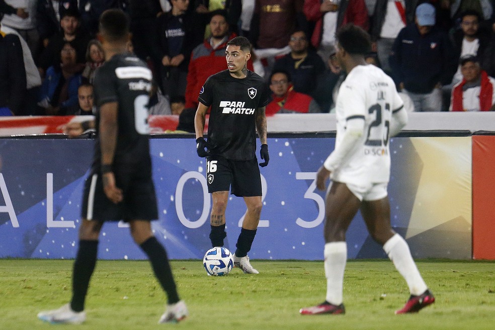 Após gol do Juventude, jogo teve 14 minutos de paralisação e apenas 5 de  bola rolando até Botafogo empatar - FogãoNET