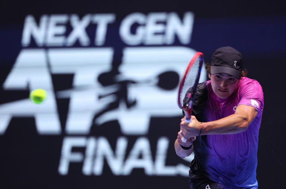 João Fonseca em ação no Next Gen Finals — Foto: Photo by Francois Nel/Getty Images